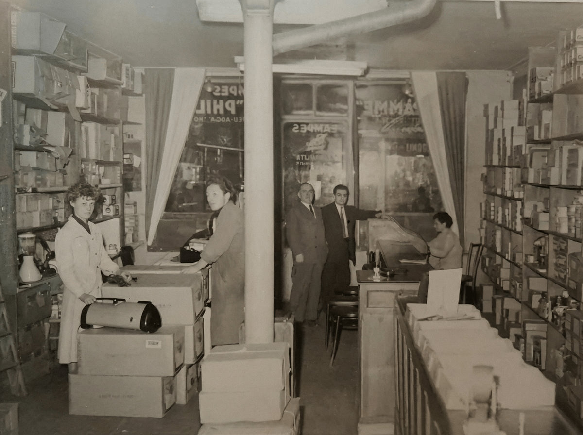 Ancienne photo en noir et blanc du magasin d'ampoules