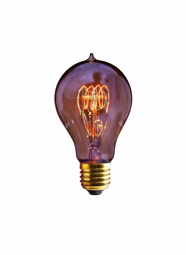 Ampoule Edison A70 Will allumée, filament Quad Loop en boucles et verre à pointe, culot E27, sur fond blanc