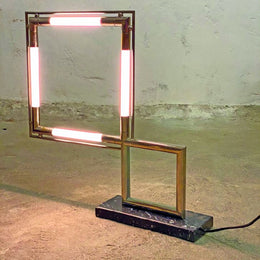 Lampe à poser en laiton à deux cadres carrés sur socle en marbre noir, équipée de quatre tubes linolite opale allumés