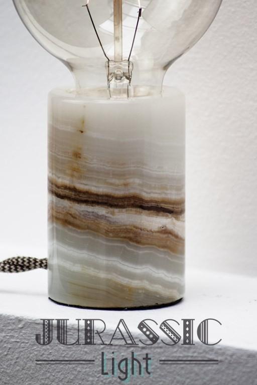 Lampe à poser design en marbre blanc nervuré Onyx + ampoule Edison globe incluse - Jurassic-Light