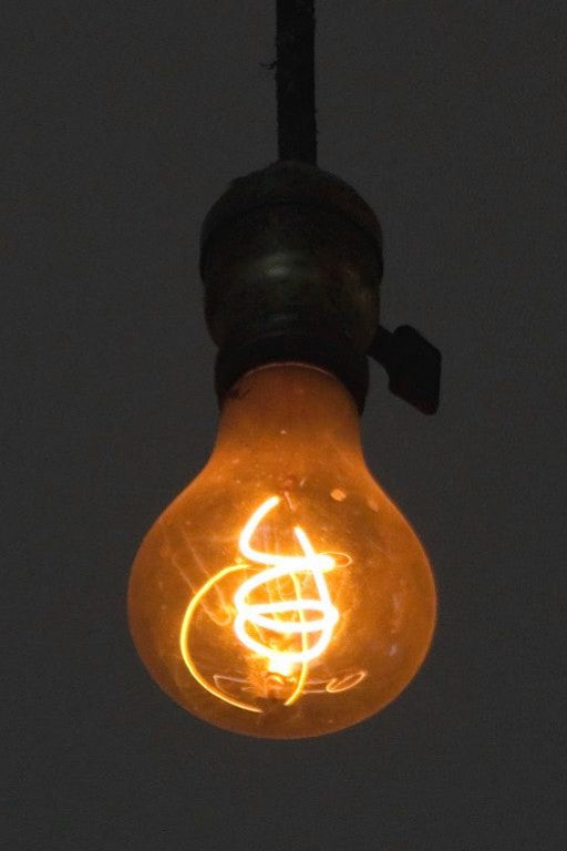 Une ampoule filament âgée de 100 ans !
