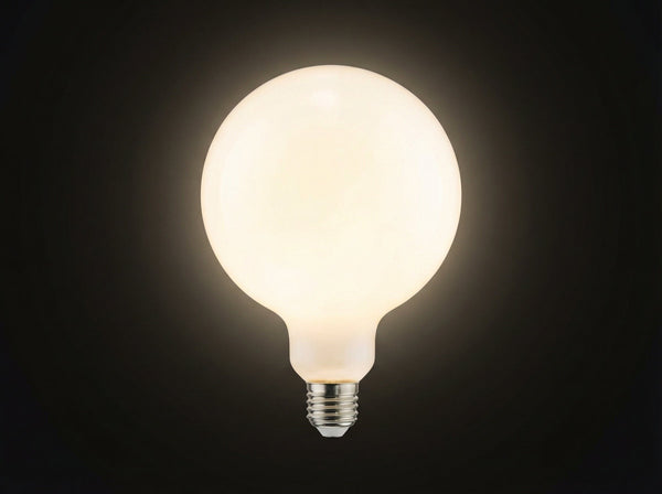 Ampoule globe opaline G125 100 W E27 type Softone allumée