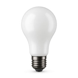 Ampoule LED E27 de forme A60, verre opale blanc et culot à vis métallique, sur fond blanc