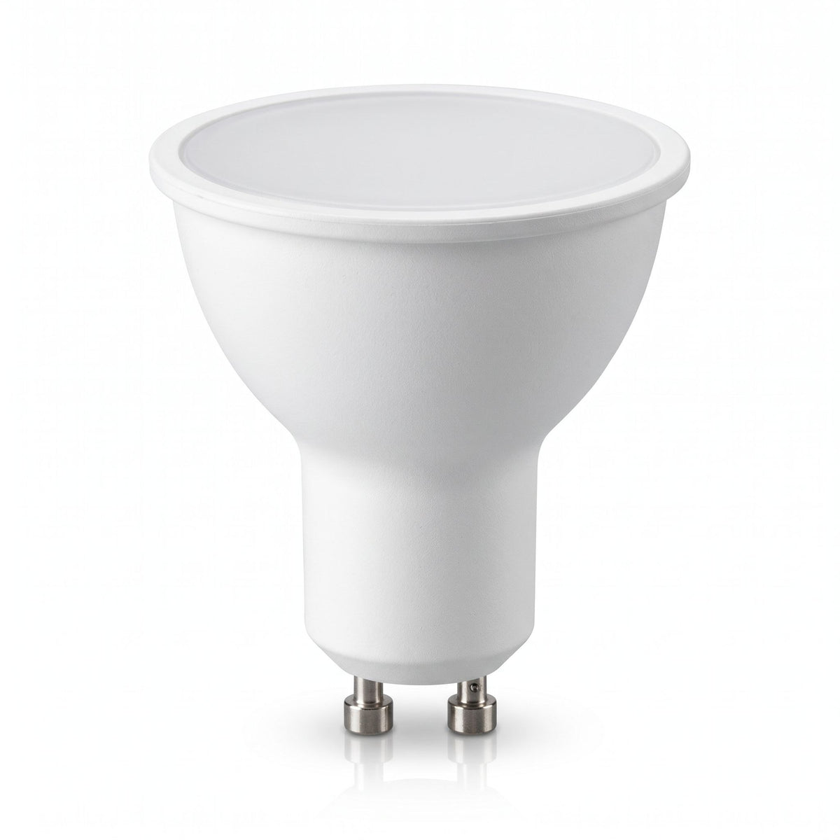 Ampoule LED GU10 blanche à face avant plate et culot à deux broches, sur fond blanc