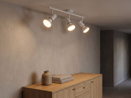 Ampoule LED réflecteur R63 à culot E27 dans un spot de plafond orientable, au-dessus d'un buffet en chêne