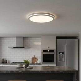 Hublot LED 18W rond allumé au plafond d'une cuisine moderne, au-dessus d'un îlot en marbre