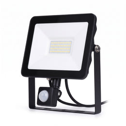 Projecteur LED plat noir avec son détecteur de mouvement sous le boîtier, sur fond blanc
