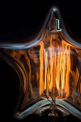 Gros plan sur le filament allumé à l'intérieur du verre de l'ampoule étoile