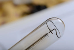 Détail du sommet en verre clair de l'ampoule tube Ron avec le crochet qui maintient le filament